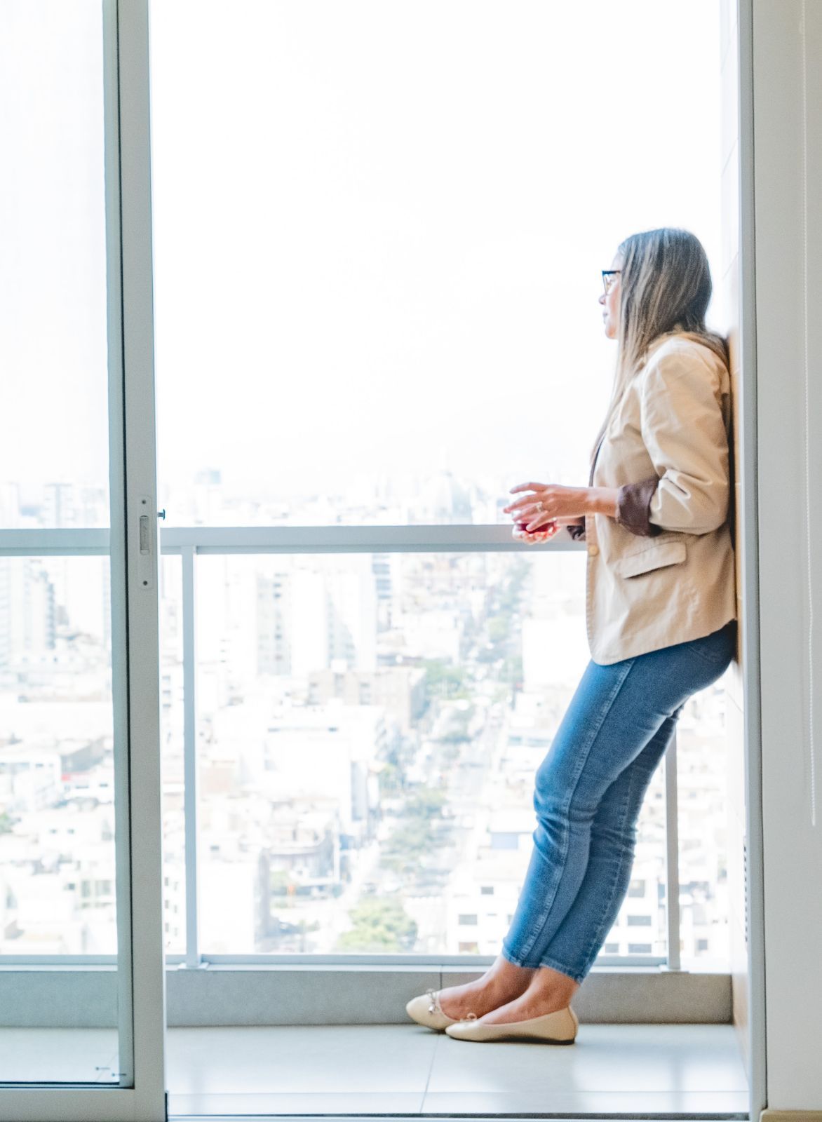 Mujer contemplando una ciudad nueva durante una etapa de migración y cambio vital