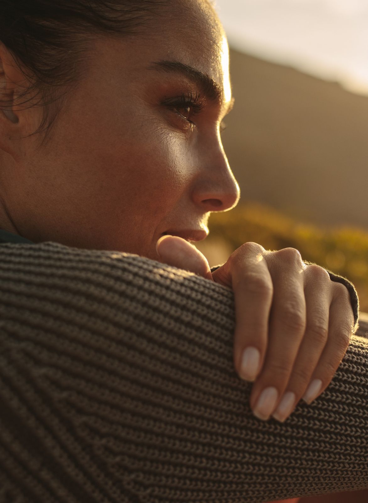 Mujer en un momento de pausa y reconexión personal durante una etapa de cambio vital